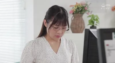 AKDL-306 寡黙な地味系社員だと思ったら実は唾液を垂れ流しながらキスをする痴女だった 天沢りん