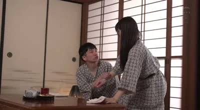JUR-474 妻には口が裂けても言えません、義母さんを孕ませてしまったなんて…。-1泊2日の温泉旅行で、我を忘れて中出ししまくった僕。- ももの真利奈