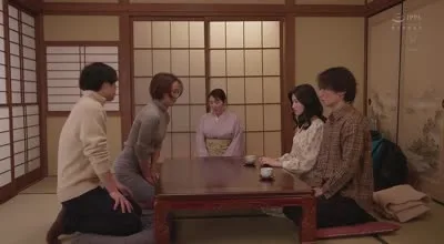 JUQ-809 旅先Wブッキング人妻交換～予約していたはずの旅館がひと部屋しか空いていない。～