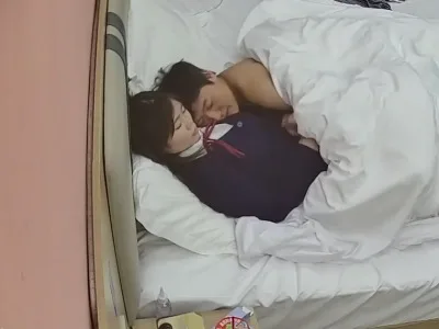 大学城民宿偷拍学生情侣JK学妹被男友无套暴力操最后射肚子上