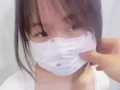 骚气女友竟为了一部电影就吐口舌之快开场前鸡巴先爽翻