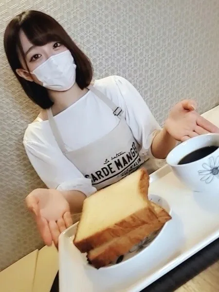 FC2-PPV-2441593 面包店的招牌女郎，颜射和阴道射精在商店的围裙里