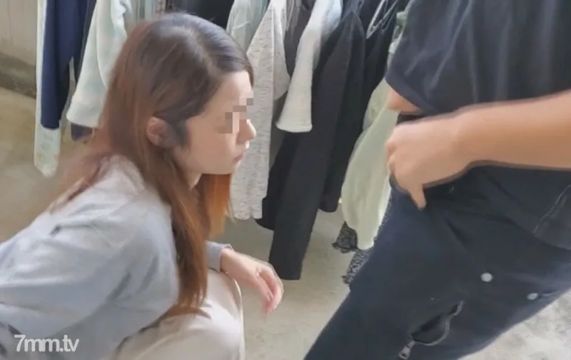 FC2-PPV-2546605 34分钟【圣诞节后一天三个男人上门拜访】把女儿放在寒冷的天空的母亲被强暴，丈夫的债务被认为是替代品。