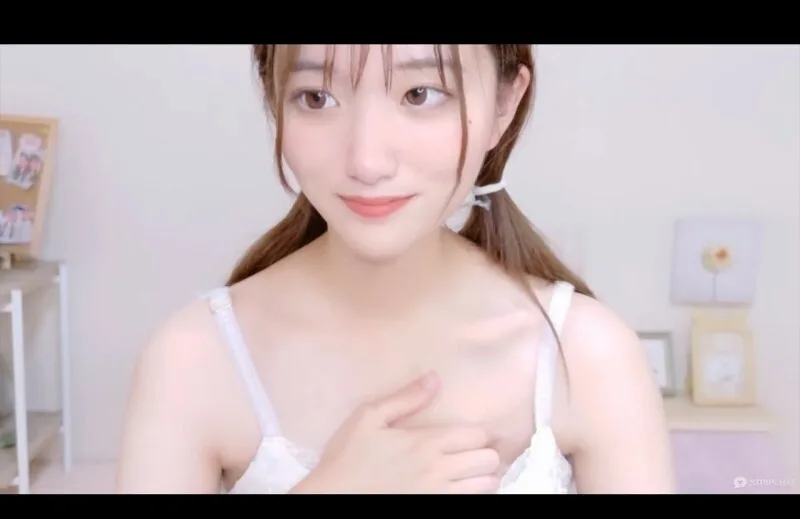 FC2-PPV-4799244 一个皮肤白皙、黑发、天真无邪的女孩，大胆地展现她的身材