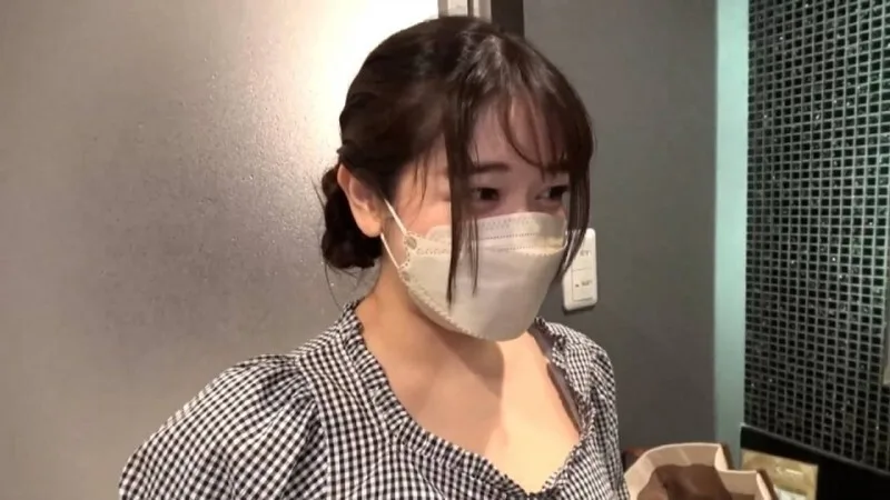 FC2-PPV-4831575 【个人拍摄】*限量50套，超特价* 我送货到男士美容院时，一位美丽的已婚女士出现了！当我摘下她的面具时，她美得令人窒息，跪下来求我为她拍个性爱影片！