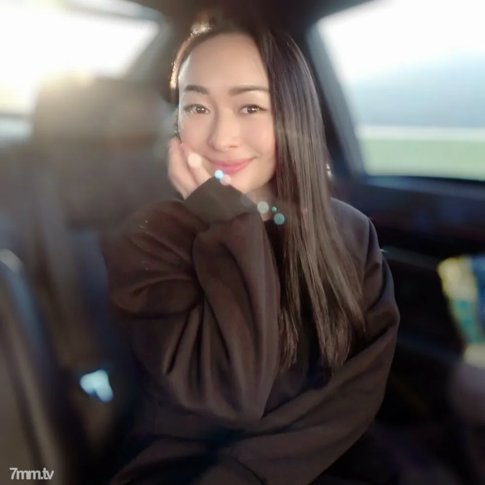 FC2-PPV-2671819 「你家附近不是有这样的老婆吗？」到白天在车里和漂亮的魔女老婆发生婚外情…涂上鲜红色口红好看的情色脸蛋上大量射精