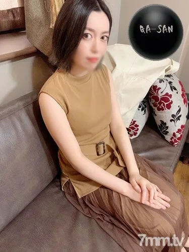 FC2-PPV-1770128 与那个女演员非常相似的接待员