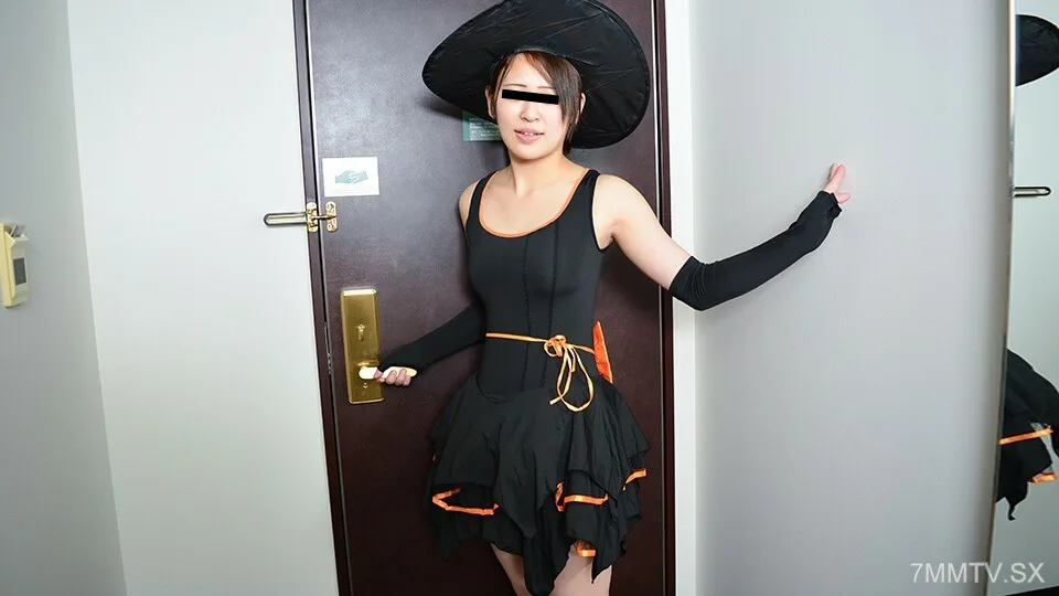 103022_01 穿著万圣节服装兴奋的受欢迎的送货健康女孩