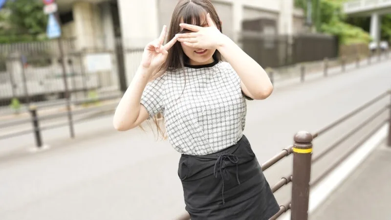 MUSUME-111125_01 一位资深女兵吐著舌头，摆出比出和平手势的颜艺表情。 - 反町智美