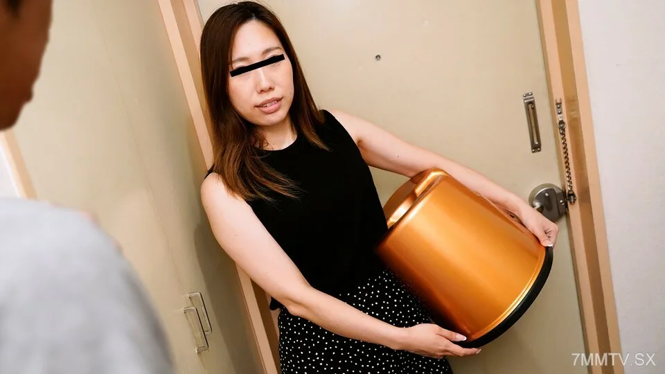 010523_772 拿张淫荡的椅子来！新手熟食店肥皂女士
