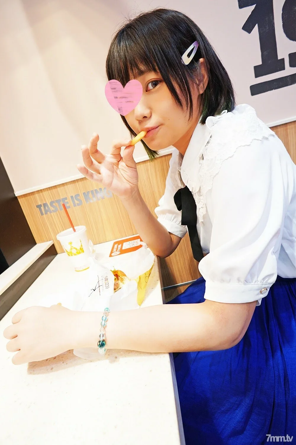 FC2-PPV-3067368 [未经审查] [未经授权的流出]“啊...我出去了♡”在一家受欢迎的西餐厅打工的学生第一次哭了！爱从没有性经验的天真鸡巴溢出的爱汁。一个在暑假里用嘴吮吸阴茎的女人长大成人。