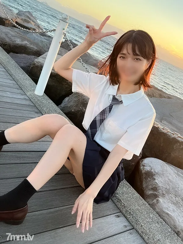 FC2-PPV-3111033 *数量有限* [J-kei约会]过度淫秽的阴毛Sumire-chan，18岁，Gap Moe少女猫与大阴茎