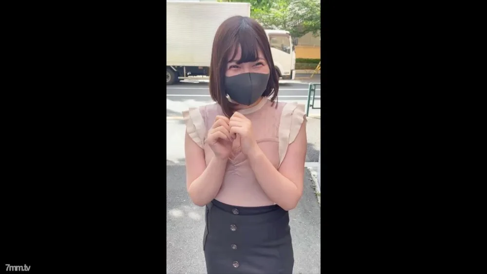 FC2-PPV-1884526 【FHD高品质/无】带一个拥有美妙微笑的现代女孩到你家来享受性爱吧！享受胸罩塞不下的超巨乳后中出巨量！ ！ *可享精选评论奖金