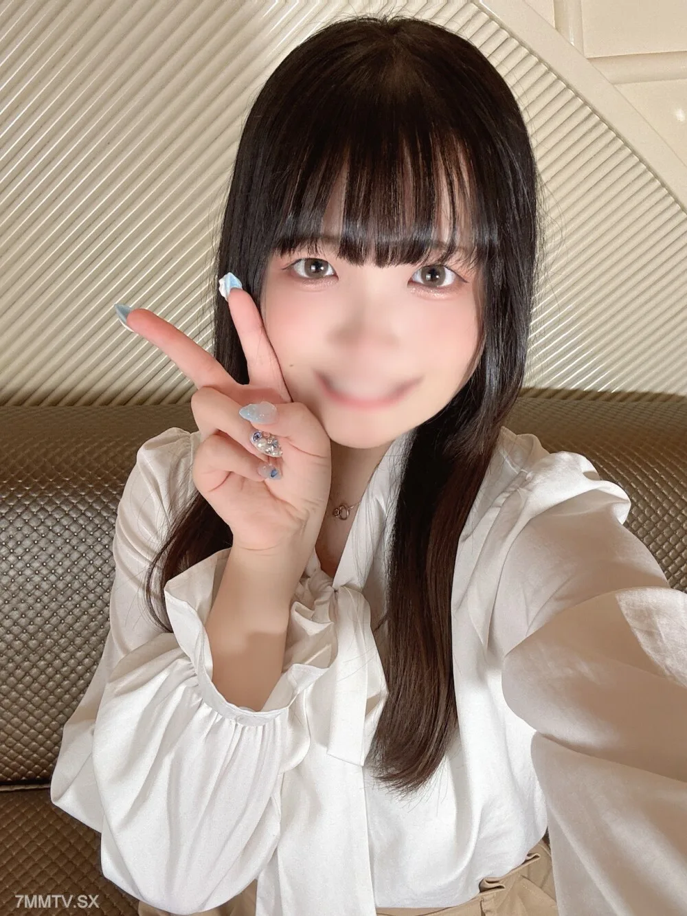 FC2-PPV-4391667 * JD kon-chan今年18岁，拥有美丽的胸部，并且性欲旺盛。