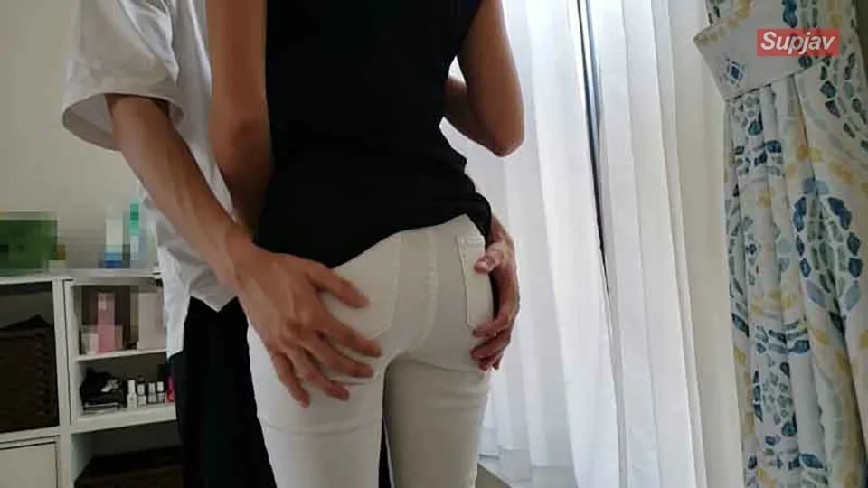 FC2-PPV-1154822 【个人影片】趁著丈夫外出上班，在客厅里，苗条美女的阴道和肛门被另一个男人的鸡巴同时play