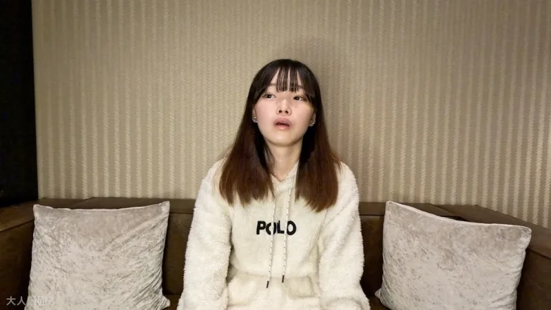 FC2-PPV-4661219 【素人初拍】Haru（19岁）158cm45kg，身材苗条可爱，但是对我说的话却无所顾忌，于是我就骑在她身上给她中出，让她看小说，同时用玩具逗她，然后插入她的肛门，最后还做了ATM。