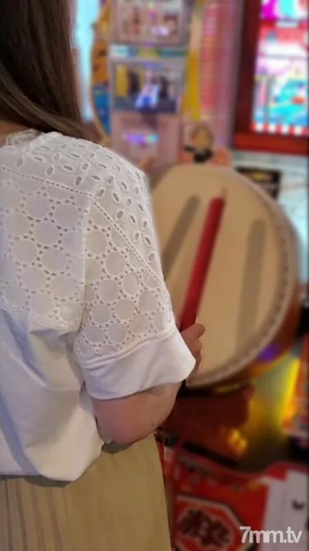 FC2-PPV-2035621 [流出] Re: 皮肤白皙美乳，敏感度不错的小三。我把它带到房间里忘记了橡胶，所以这是阴道射精！