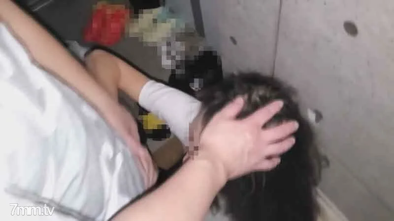 FC2-PPV-2287651 两个孩子的妈妈受不了，在饿著肚子的女儿身边泄露出欢乐的声音